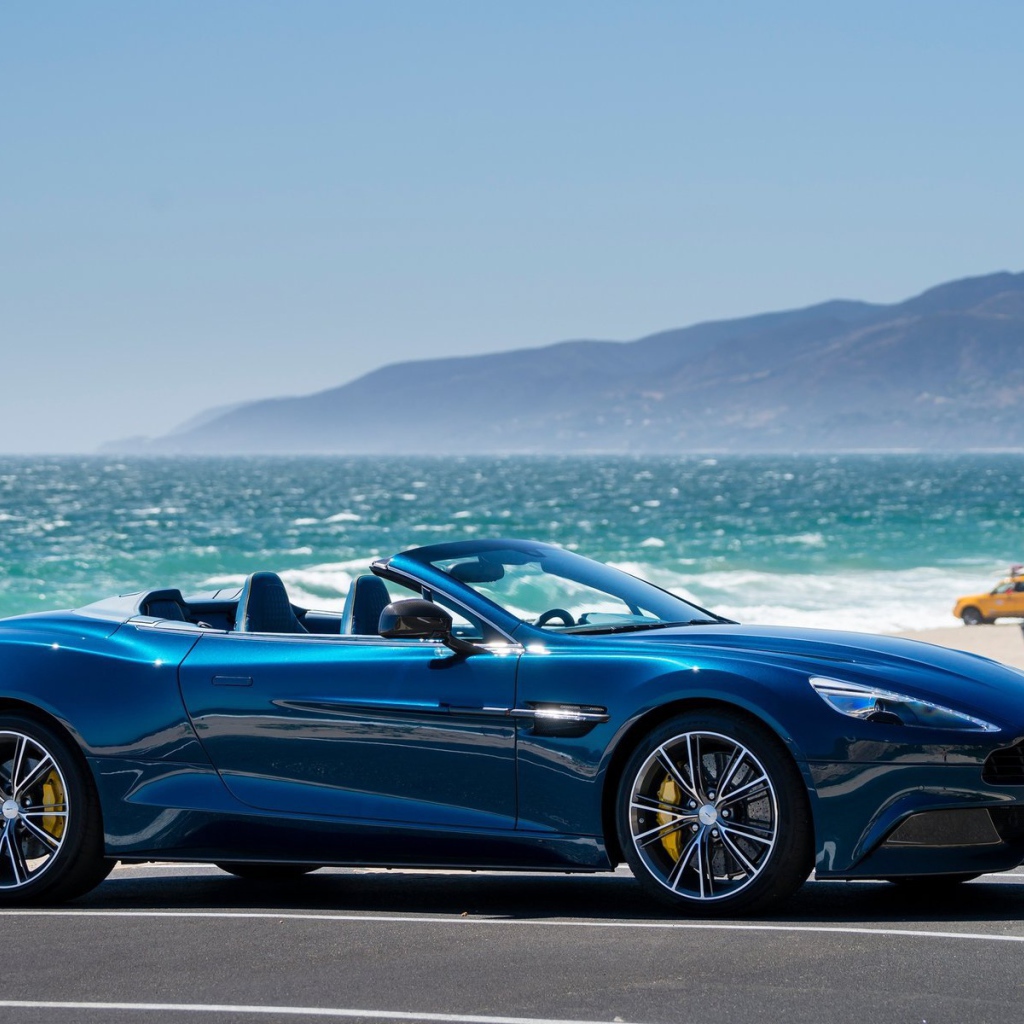 Красивый автомобиль Aston Martinvolante в Москве