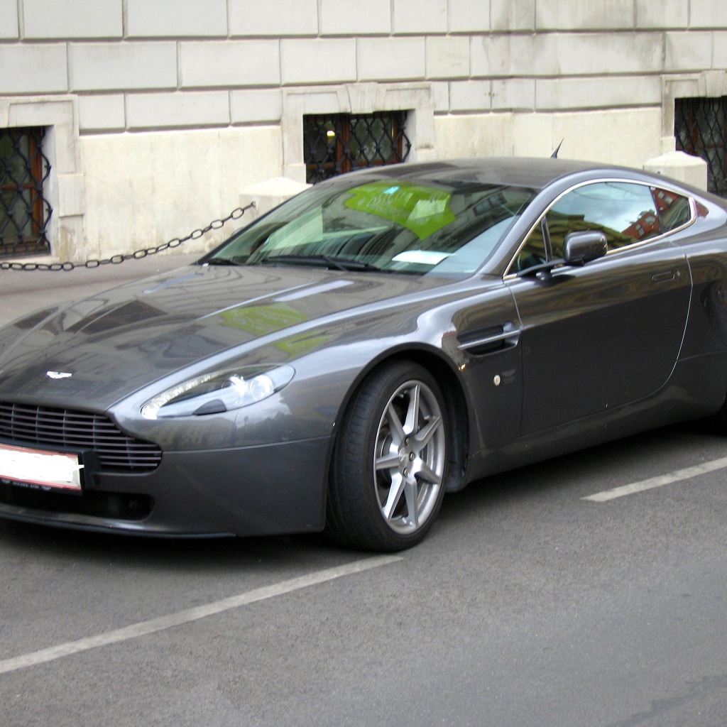 Автомобиль Aston Martin aspire на дороге