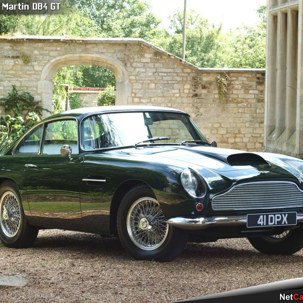 Автомобиль Aston Martin db4 на дороге