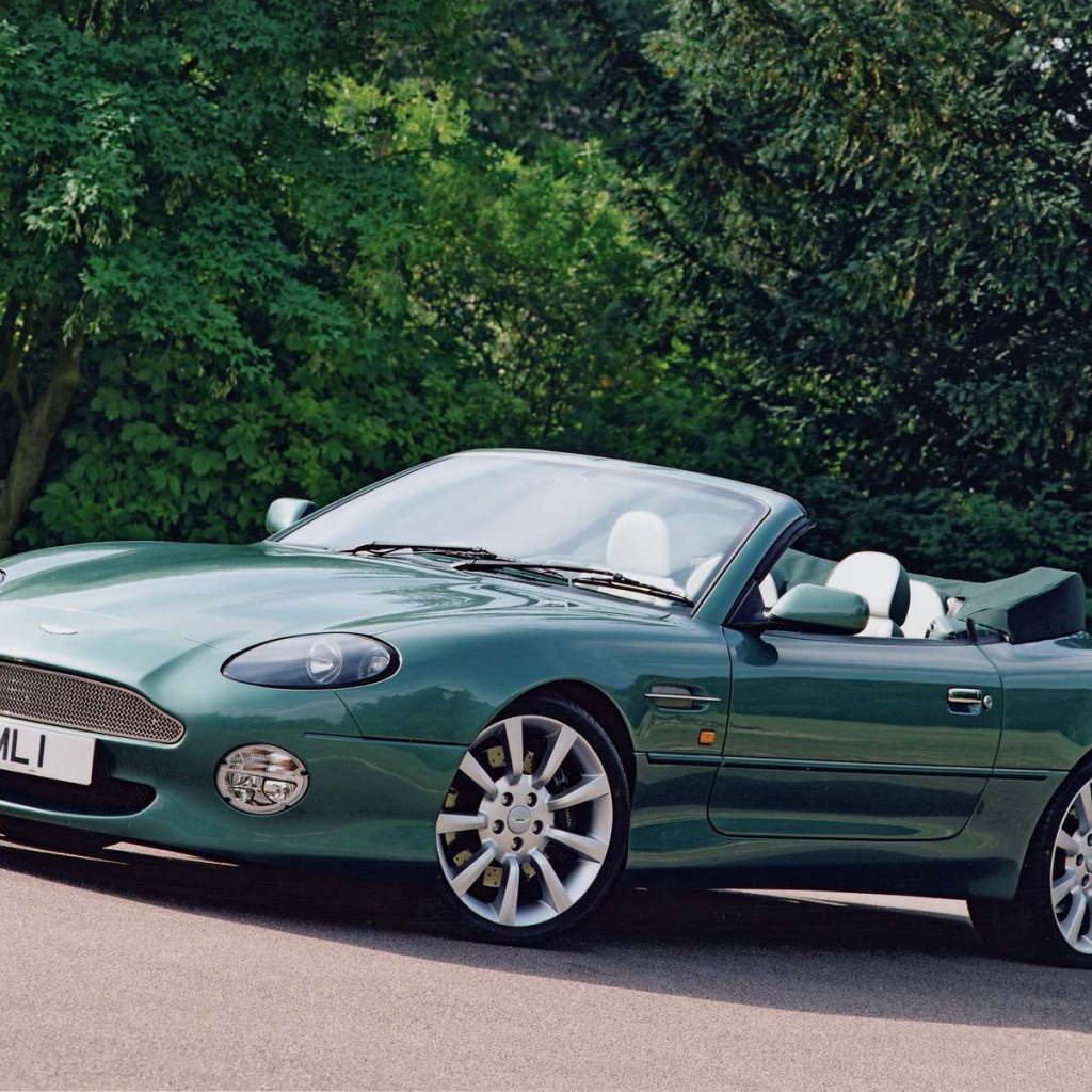 Автомобиль Aston Martin db7 на дороге