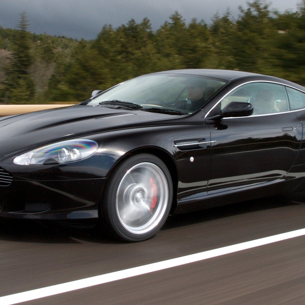 Автомобиль Aston Martin top gear на дороге