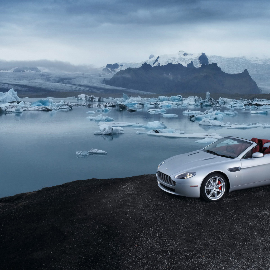 Автомобиль Aston Martin v8 vantage на дороге