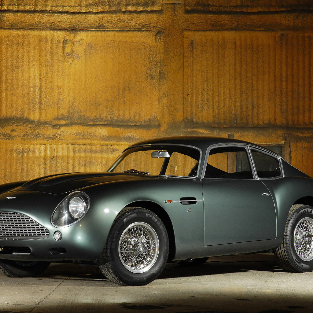 Автомобиль марки Aston Martin модели db4