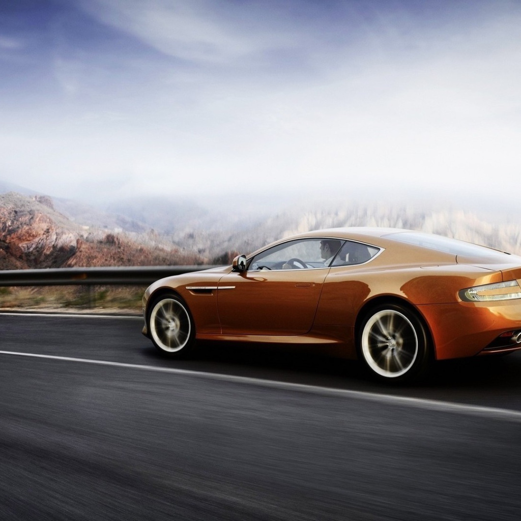 Автомобиль марки Aston Martin модели virage