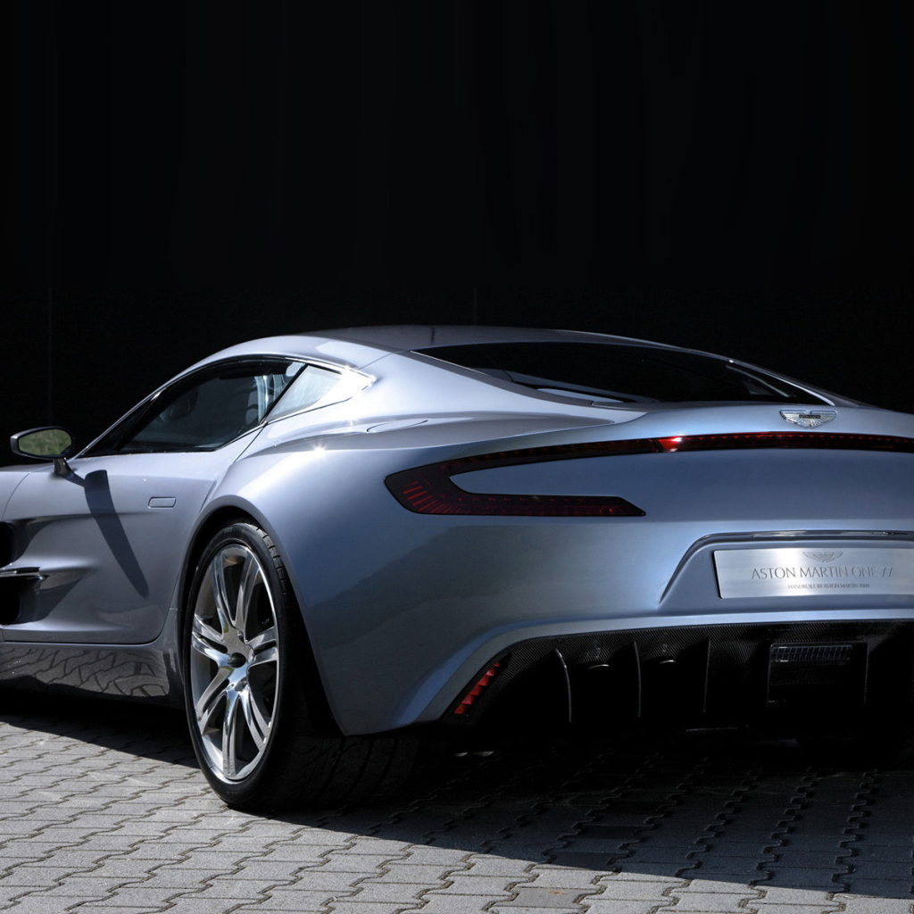 Автомобиль марки Aston Martin модели one 77