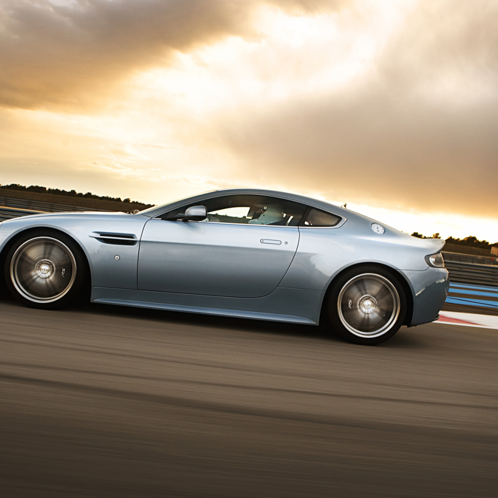 Автомобиль марки Aston Martin модели top gear