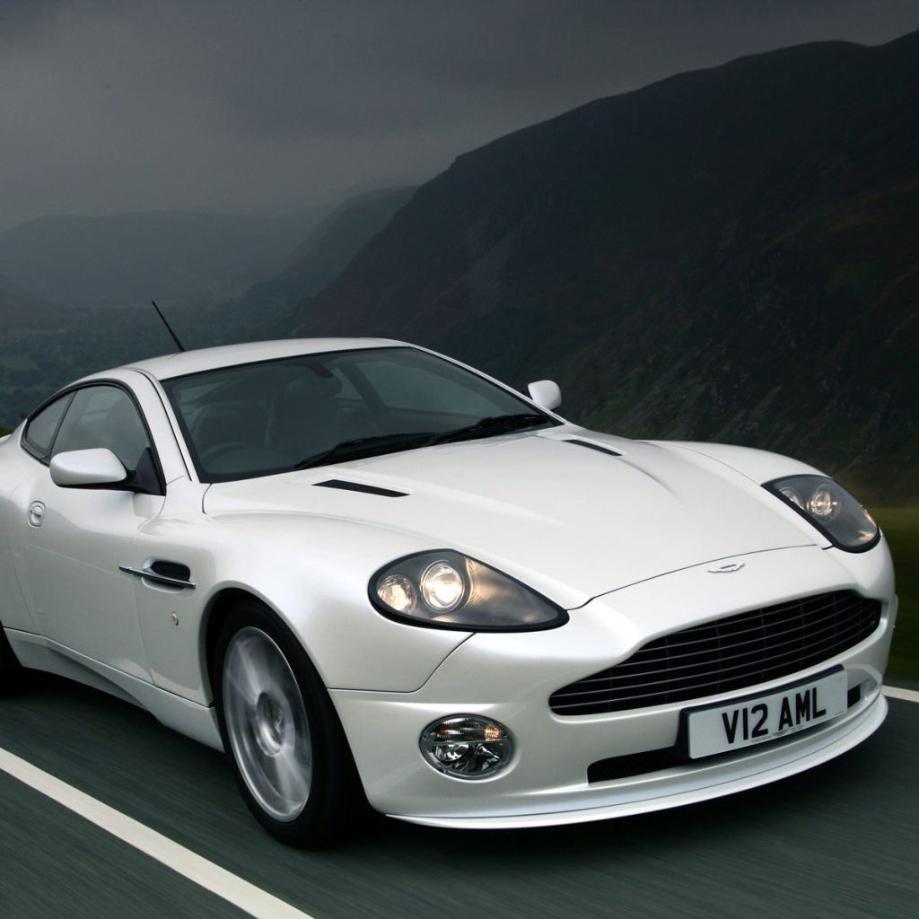 Автомобиль марки Aston Martin модели v12