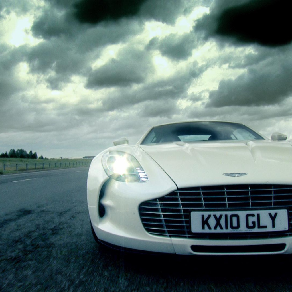 Роскошный Aston Martin one 77