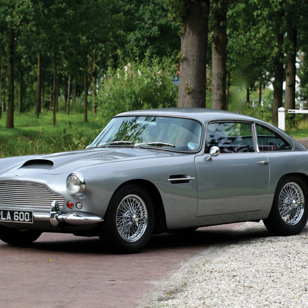 Новый автомобиль Aston Martin db4