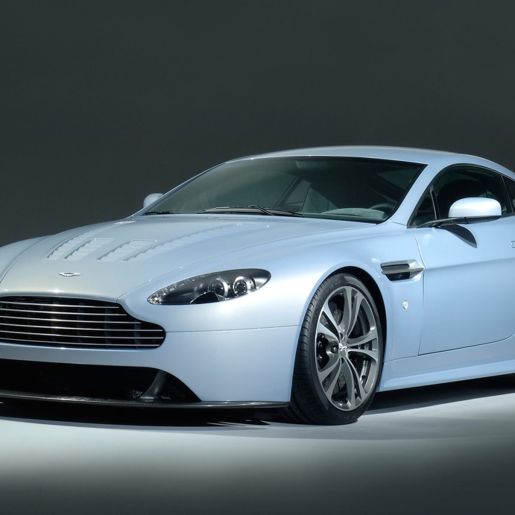 Новый автомобиль Aston Martin v12