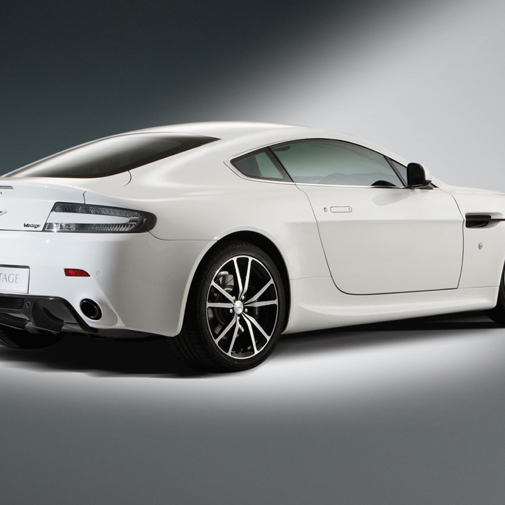 Фото автомобиля Aston Martin v8 vantage