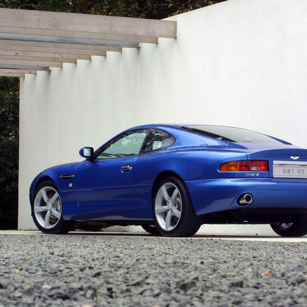 Надежный автомобиль Aston Martin db7