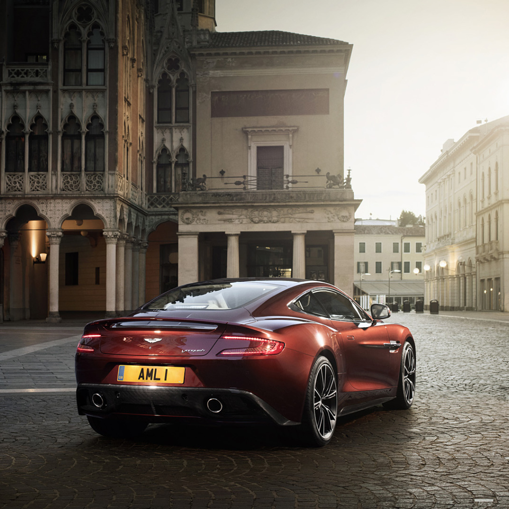 Надежный автомобиль Aston Martin 2013