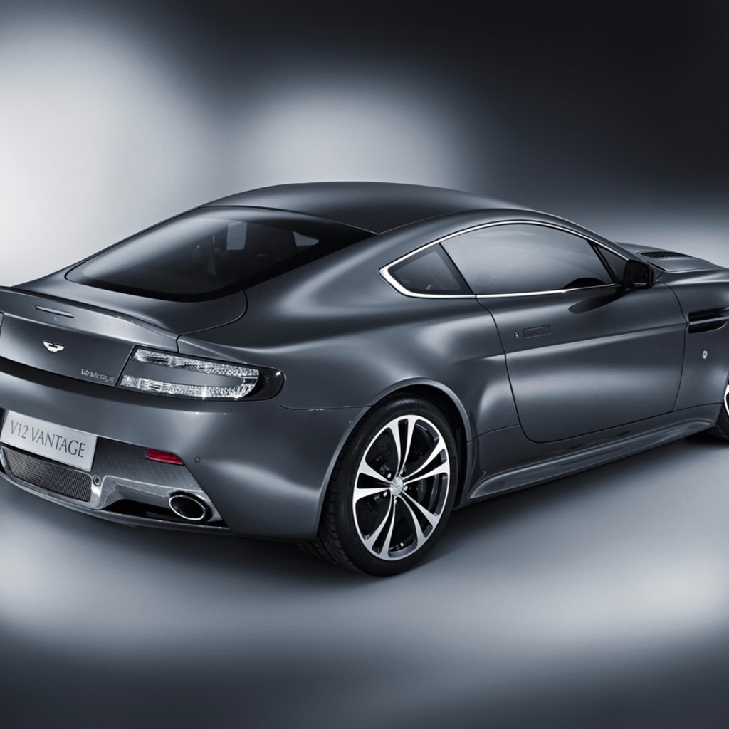 Надежный автомобиль Aston Martin v12