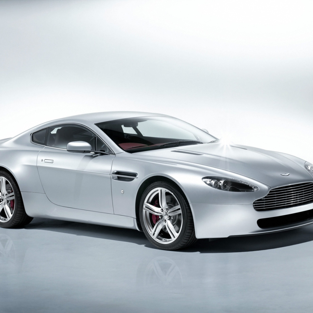 Надежная машина Aston Martin v8 vantage