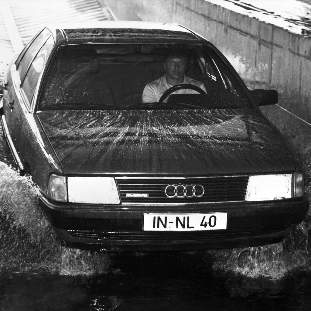 Автомобиль Audi 100 на дороге