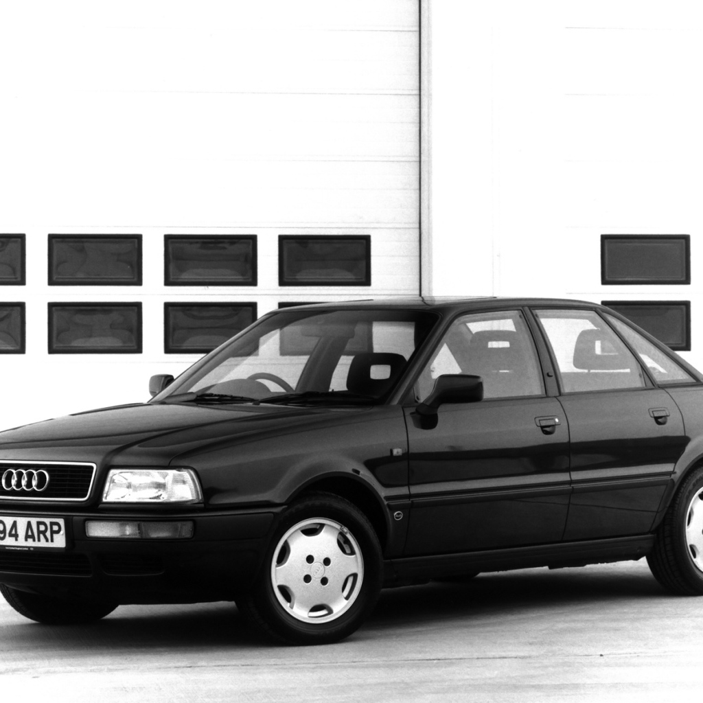Автомобиль Audi 80 на дороге