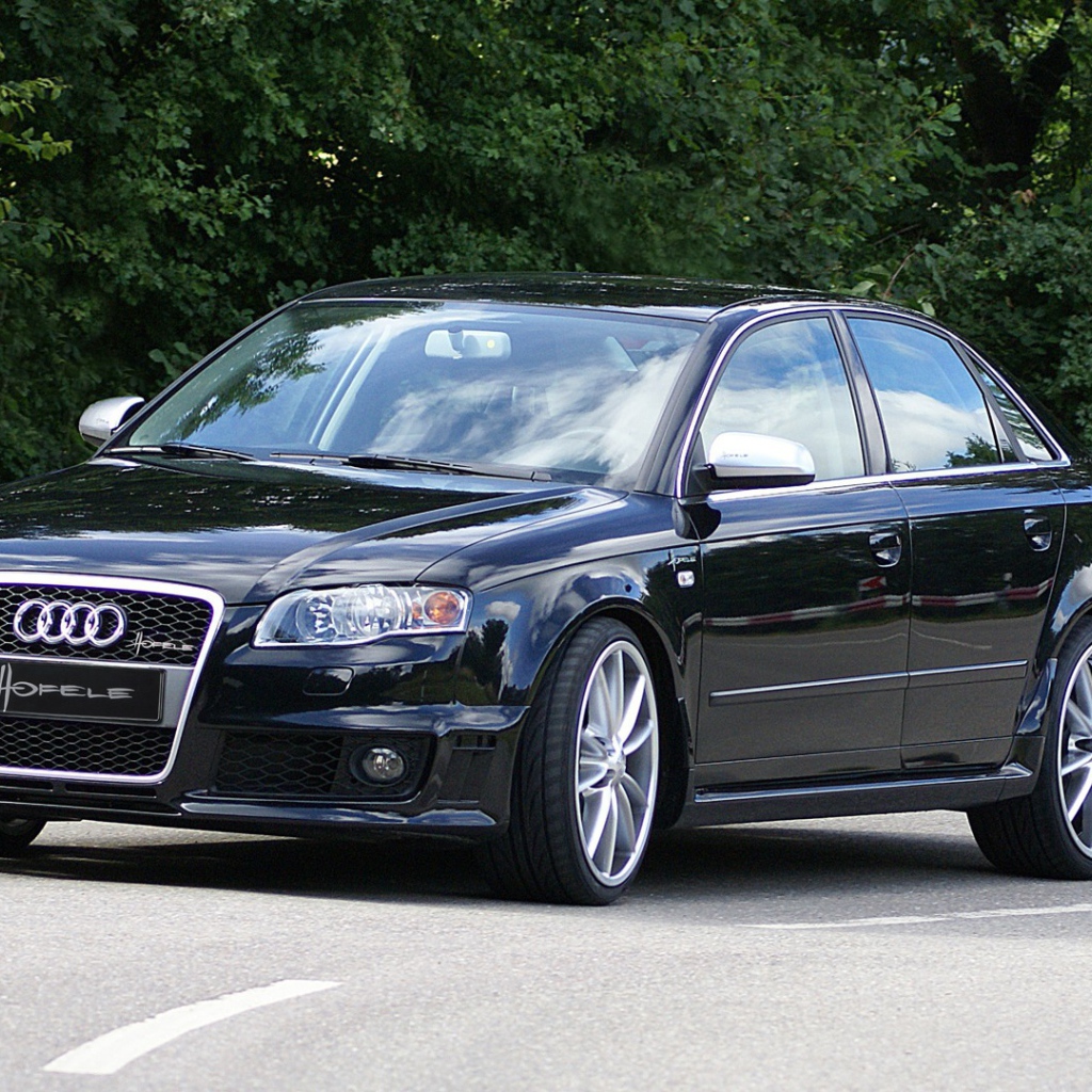 Автомобиль Audi a4 b6 на дороге