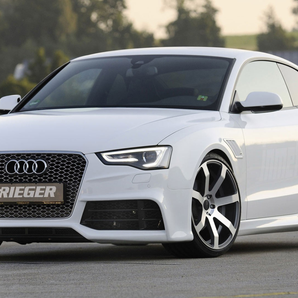 Автомобиль Audi a5 на дороге