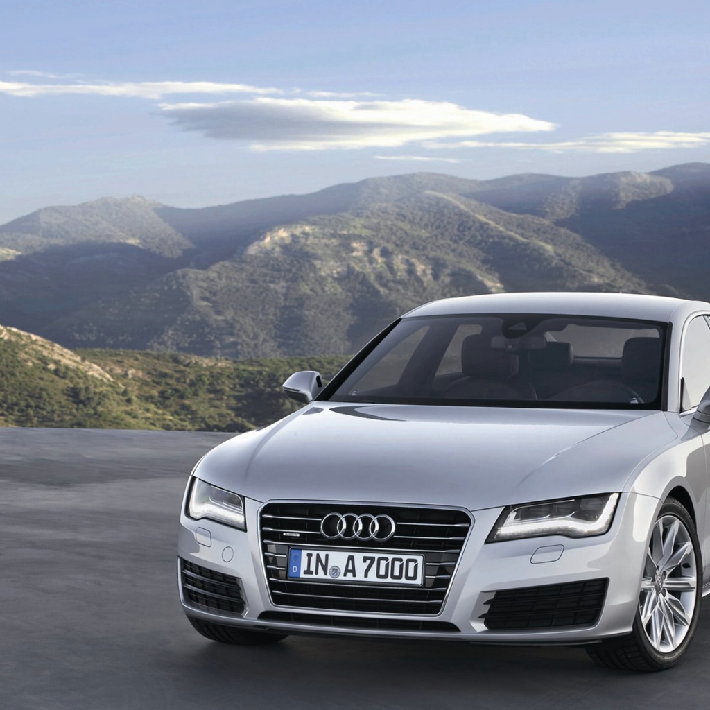 Автомобиль Audi a7 на дороге