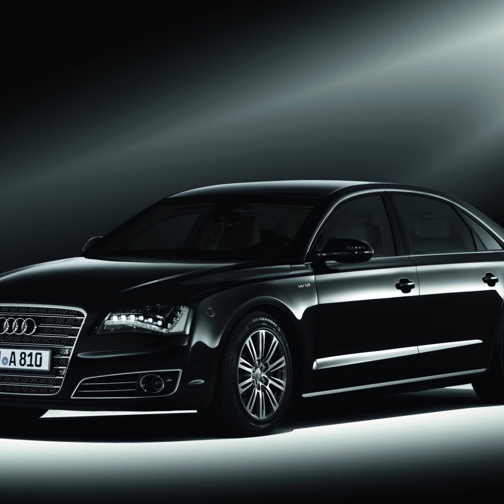 Автомобиль Audi a8 на дороге