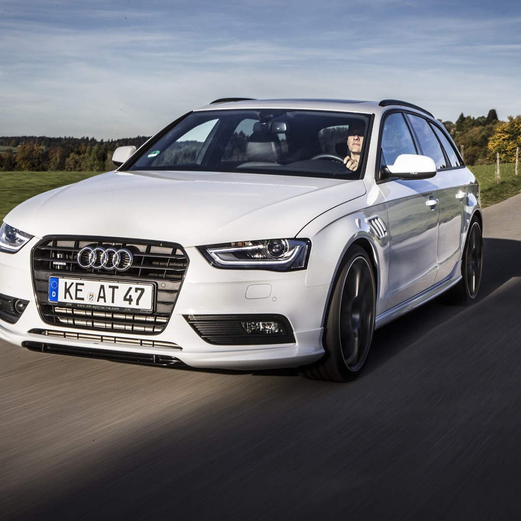 Автомобиль Audi avant на дороге