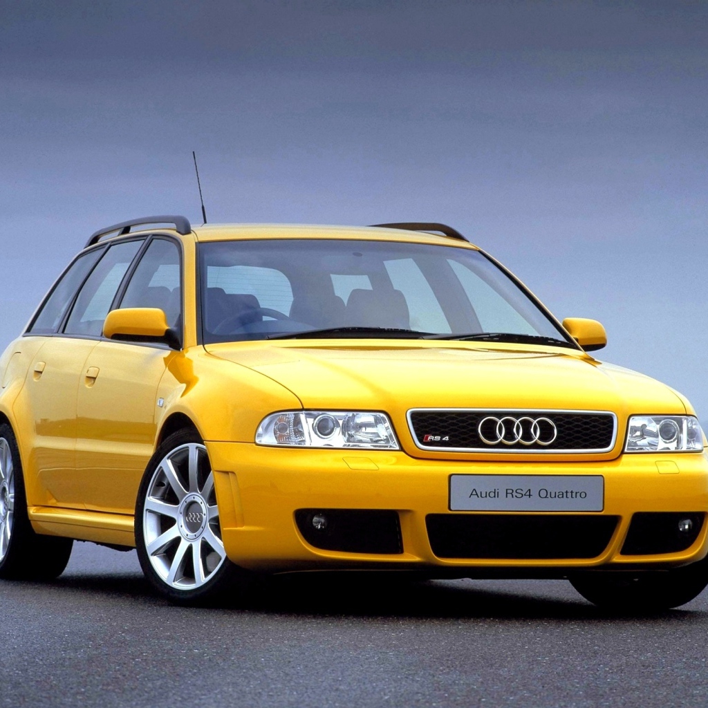 Автомобиль Audi b5 на дороге