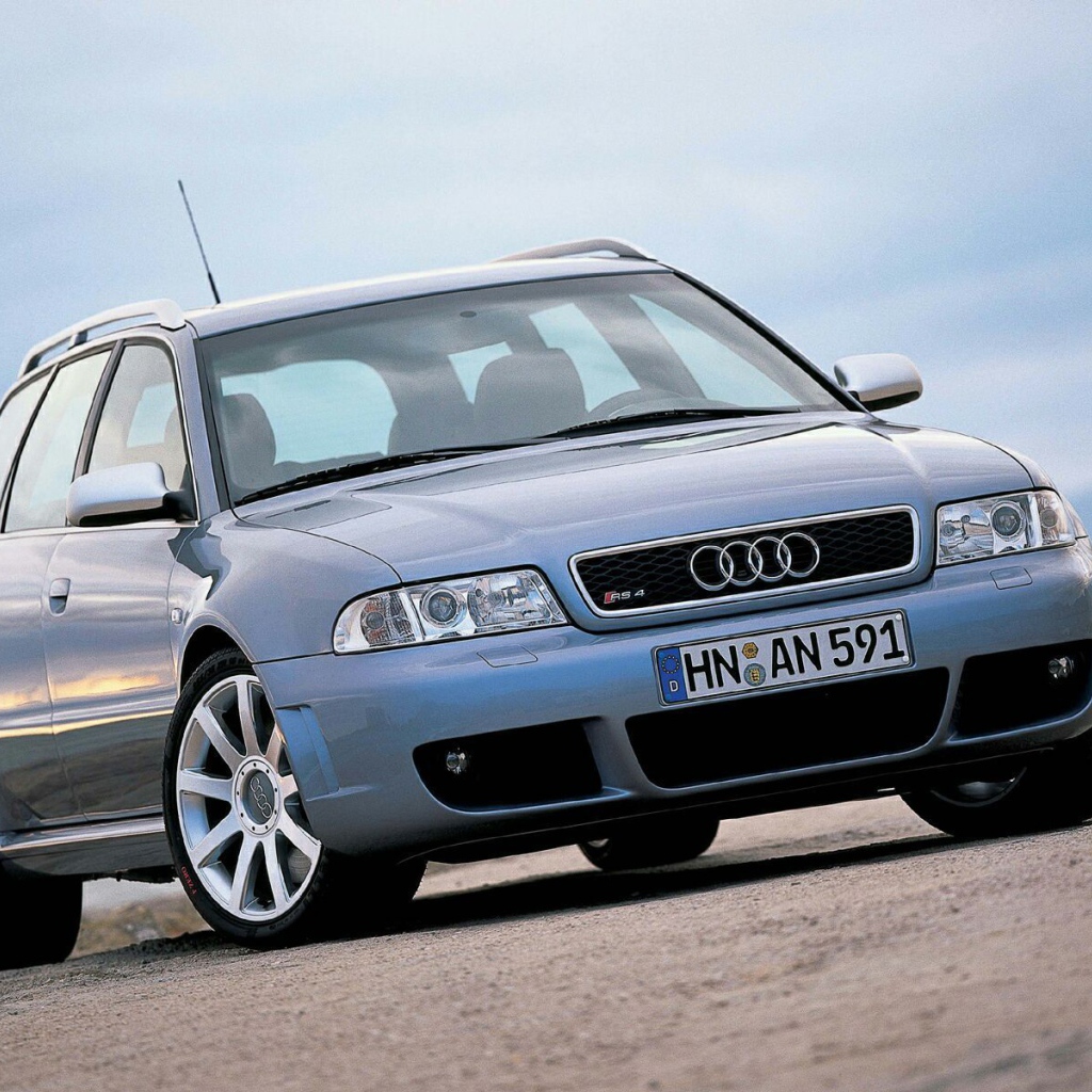 Автомобиль Audi c5 на дороге