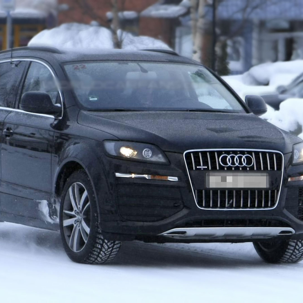 Автомобиль Audi 2014 на дороге