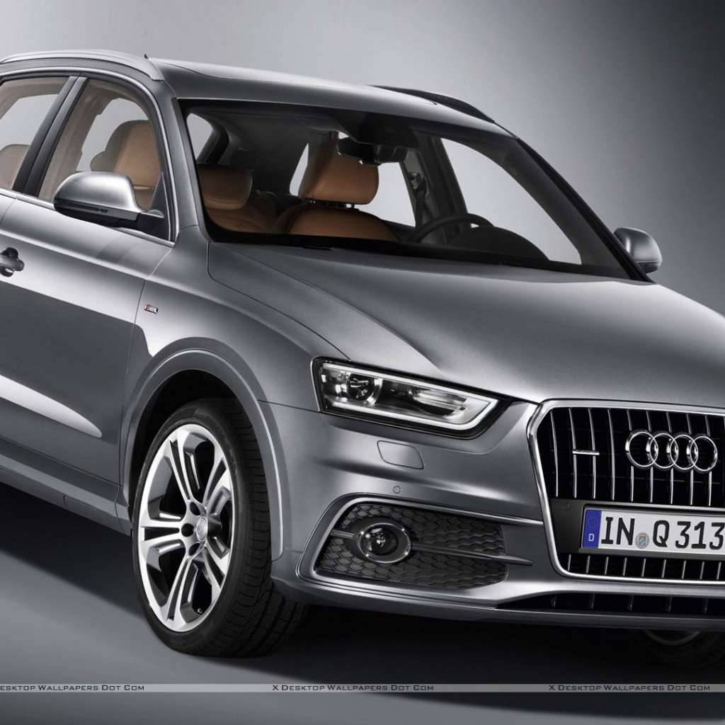 Автомобиль Audi q3 на дороге