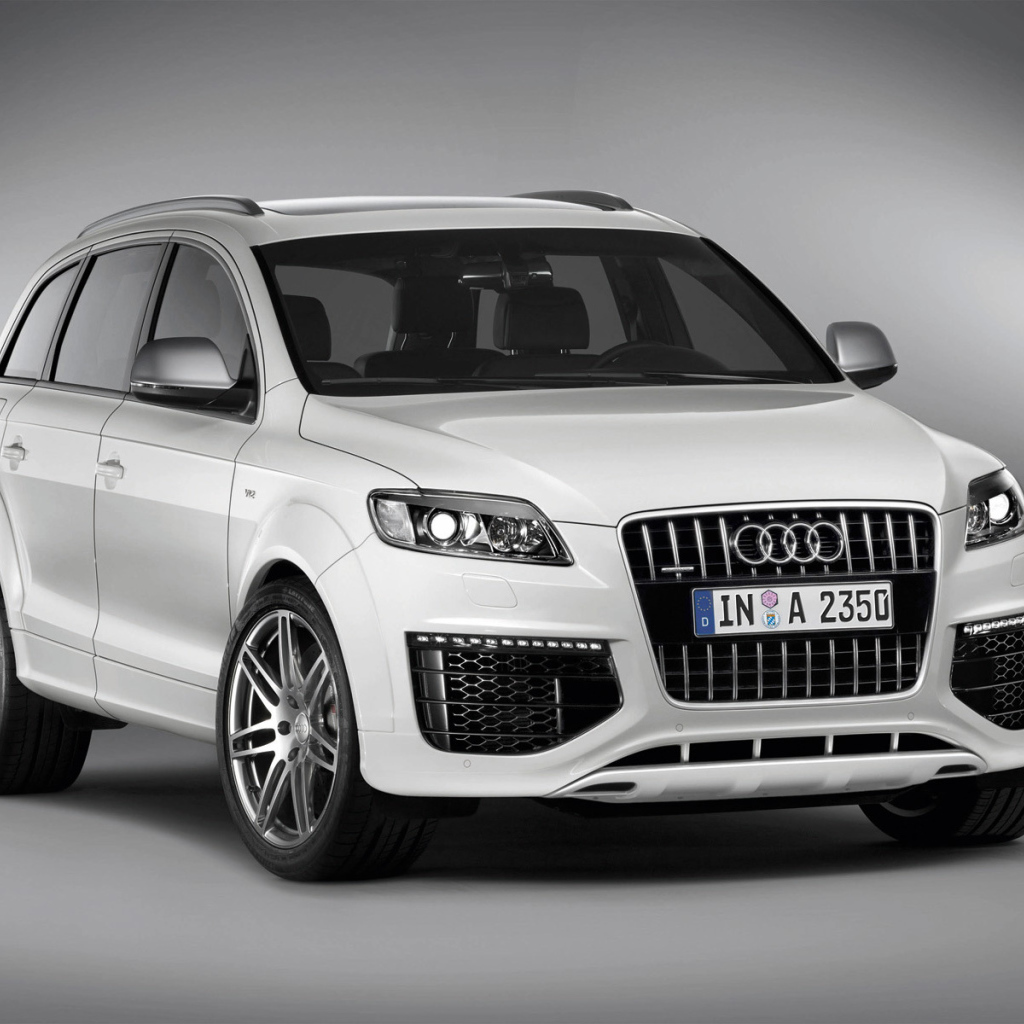 Автомобиль Audi q5 на дороге