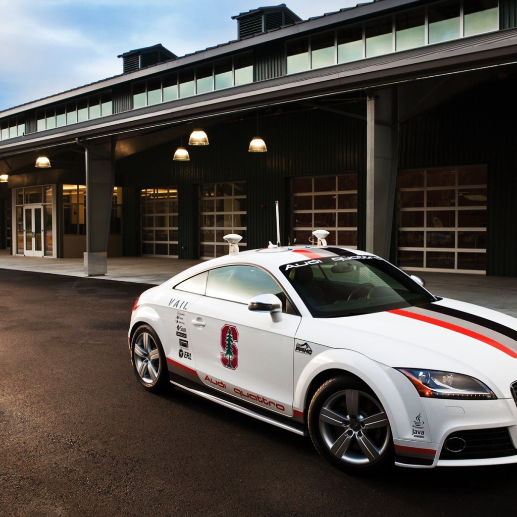 Автомобиль Audi quattro на дороге