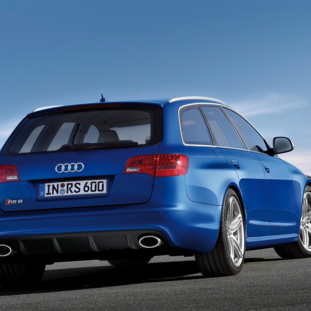 Автомобиль Audi rs6 на дороге