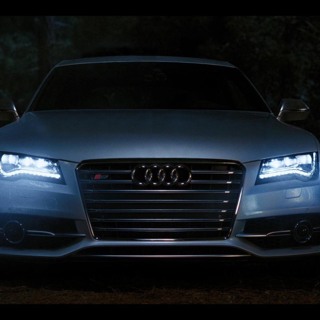 Автомобиль Audi rs7 на дороге