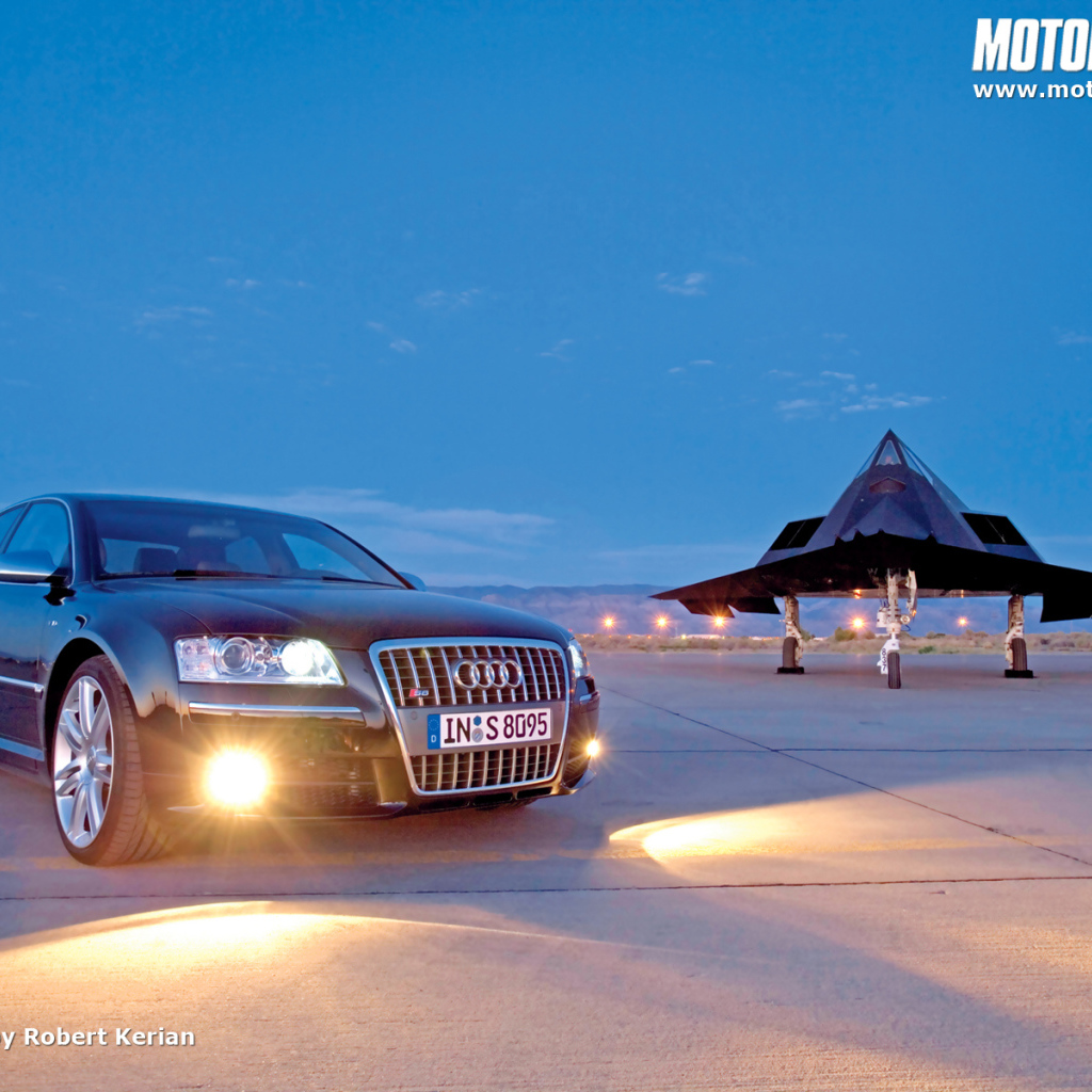 Автомобиль Audi s8 на дороге