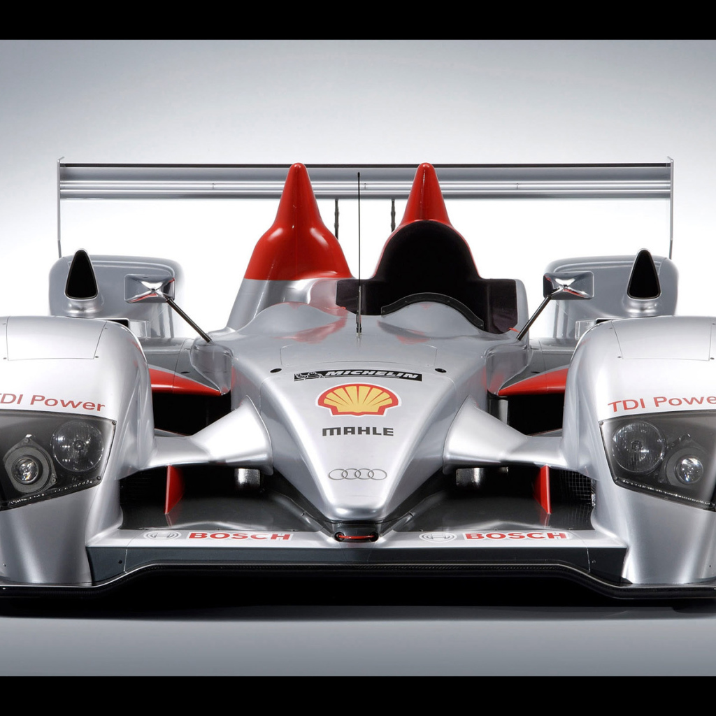 Автомобиль Audi tdi на дороге