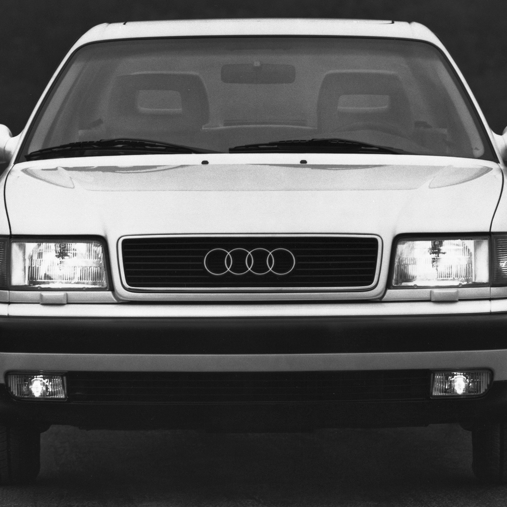 Красивый автомобиль Audi 100 в Москве