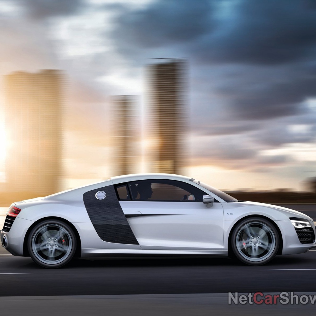 Красивый автомобиль Audi 2013