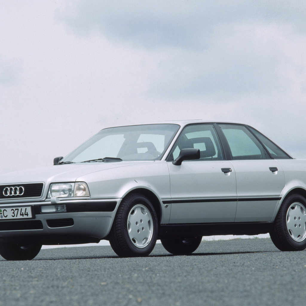 Красивый автомобиль Audi 80