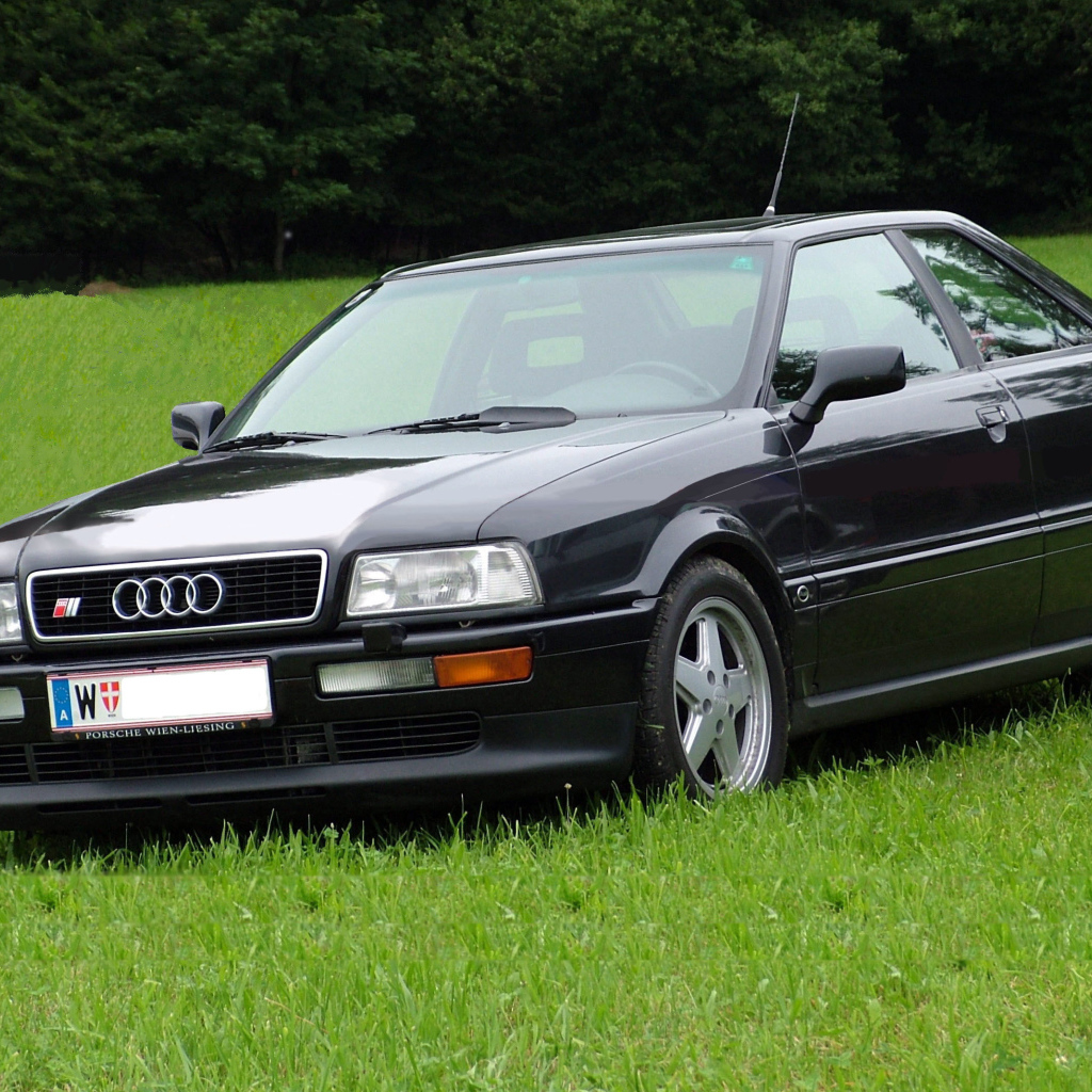 Красивый автомобиль Audi 80 в Москве