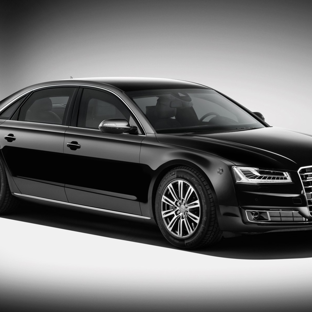 Красивый автомобиль Audi A8 2014