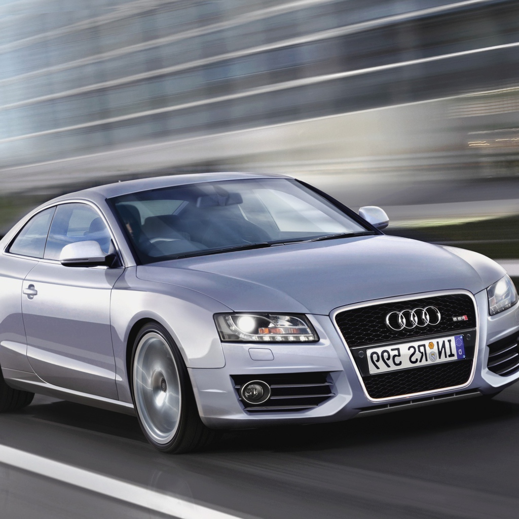 Красивый автомобиль Audi RS Q3 2014 года