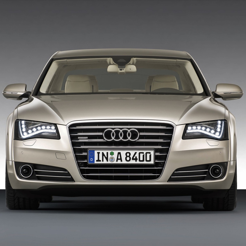 Красивый автомобиль Audi a8 в Москве