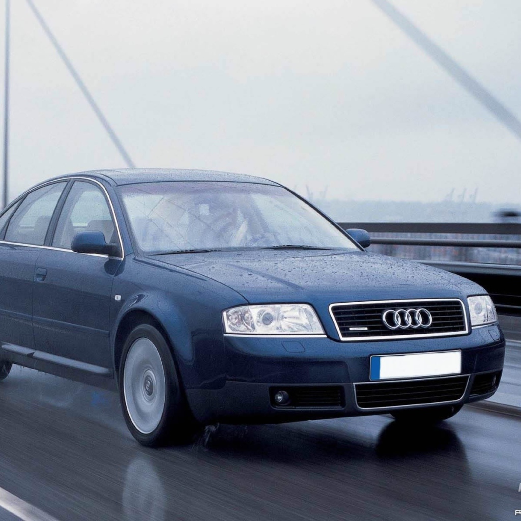 Красивый автомобиль Audi c5