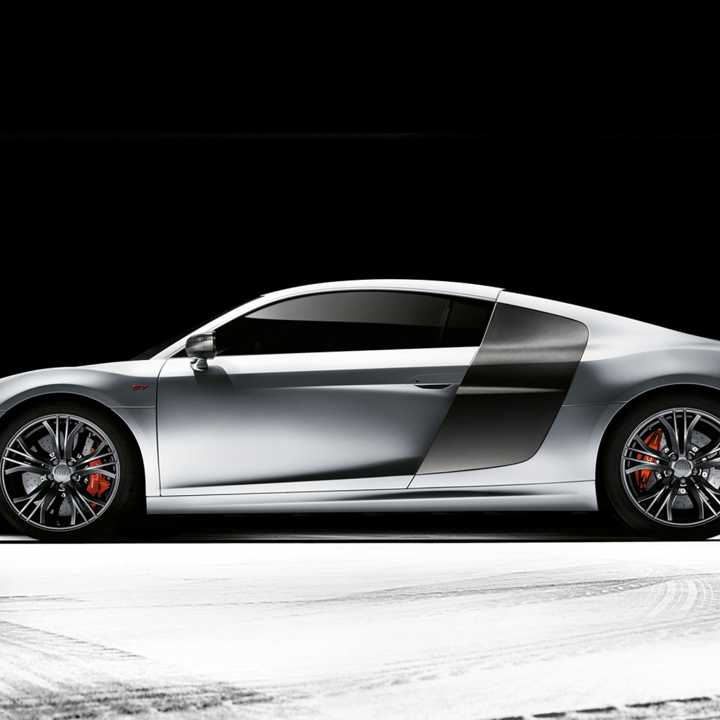 Красивый автомобиль Audi quattro в Москве