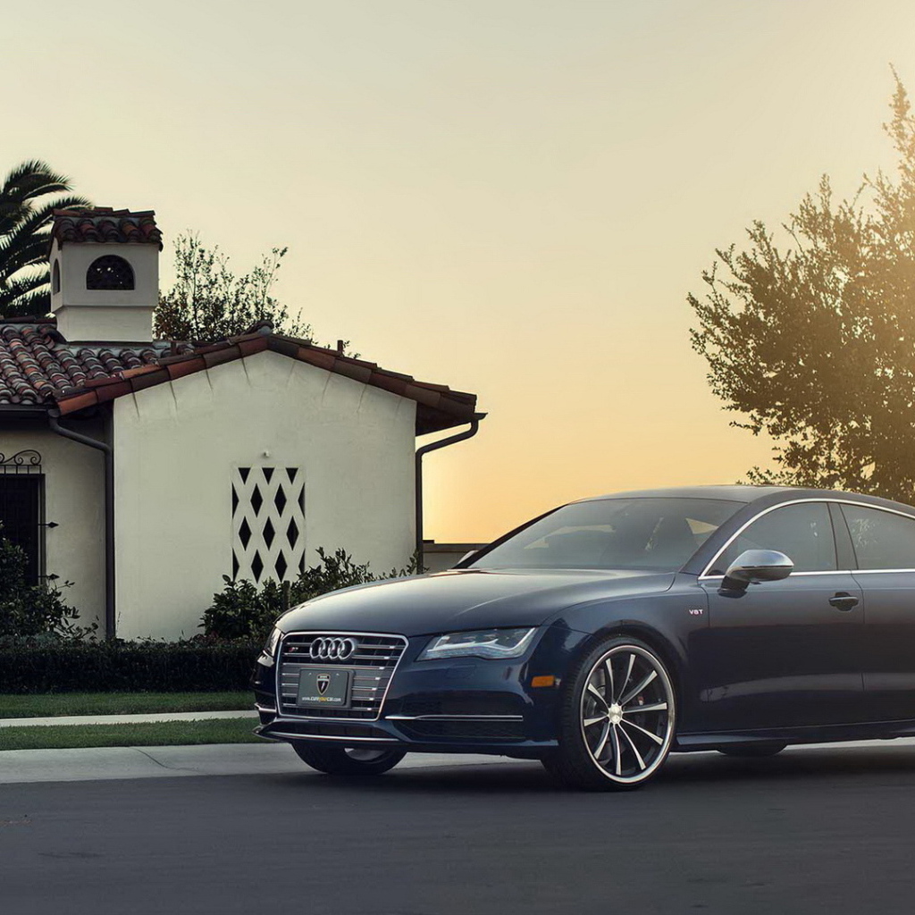 Красивый автомобиль Audi rs7