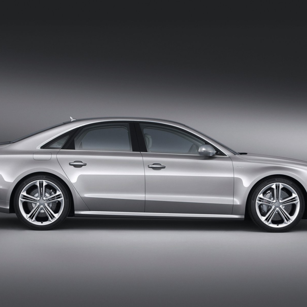 Красивый автомобиль Audi s8 в Москве