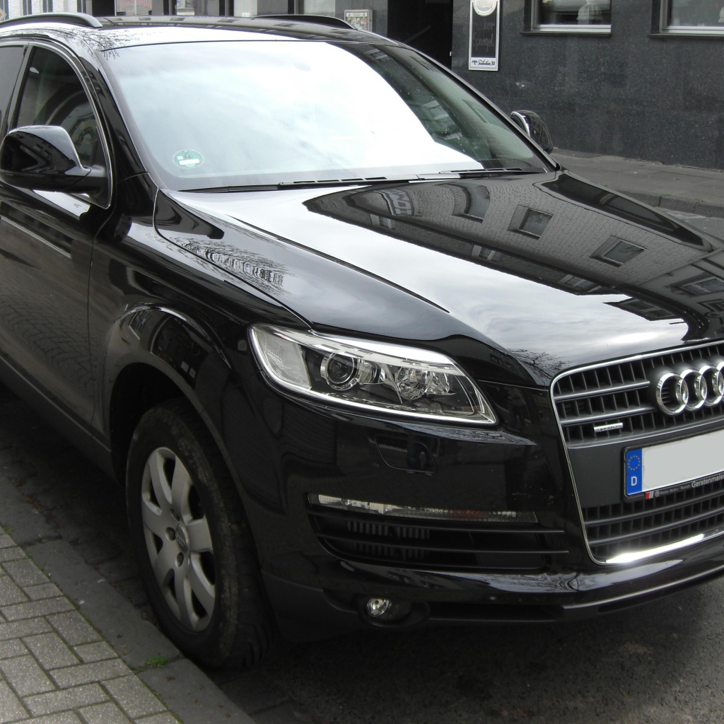 Черный Audi Q7