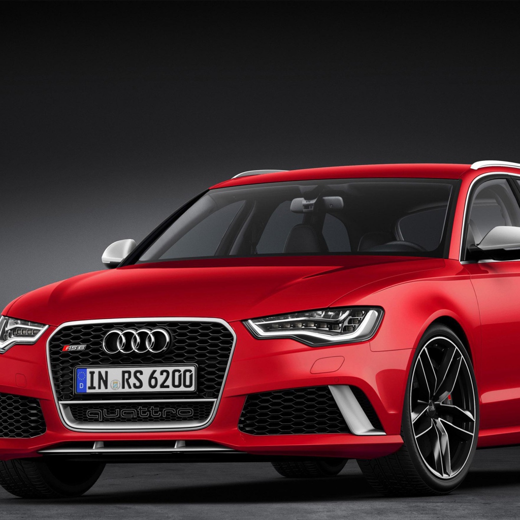 Автомобиль Audi RS Q3 2014 года на дороге