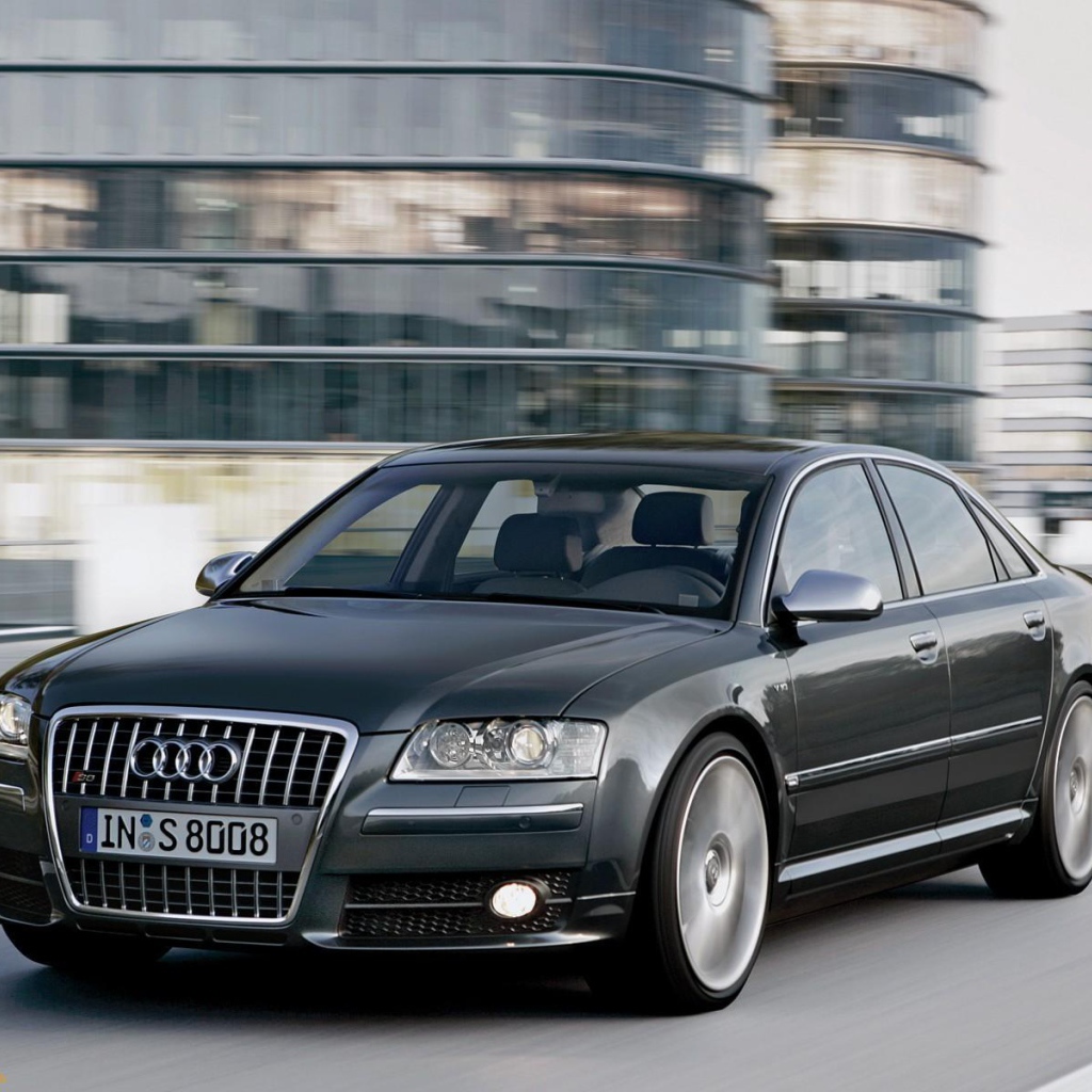 Автомобиль марки Audi модели s8